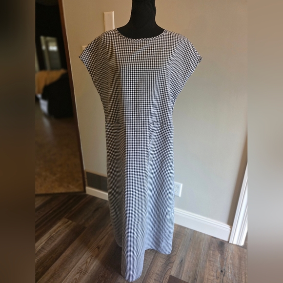 Emery Rose Dresses & Skirts - Emery Rose Classic Black & White Gingham Maxi Dress